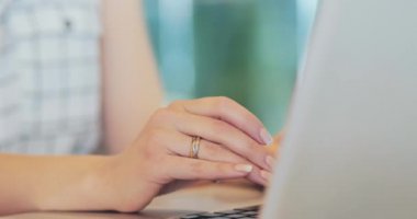 Klavyeye yazarak kapat. 4K Yavaşlama Hareketi, DCI. Modern ofisteki bilgisayar klavyesinde çalışan kadın parmakları. Teknoloji iş başında. Sinematik Çekim