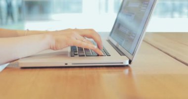 Klavyeye yazarak kapat. 4K Yavaşlama Hareketi, DCI. Modern ofisteki bilgisayar klavyesinde çalışan kadın parmakları. Teknoloji iş başında. Sinematik Çekim