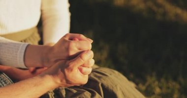 İki Aşığın El ele tutuşması 'na yaklaş. Yavaş haraket 4K. Erkek ve kadın el ele tutuşuyor, sarılıyorlar. Çift Güven, Aşk ve Mutluluk konsepti. Aile bakımı.