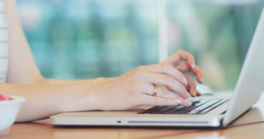 Klavyeye yazarak kapat. 4K Yavaşlama Hareketi, DCI. Modern ofisteki bilgisayar klavyesinde çalışan kadın parmakları. Teknoloji iş başında. Sinematik Çekim