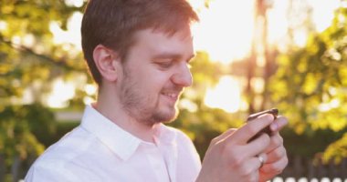 Cep telefonu kullanan adam