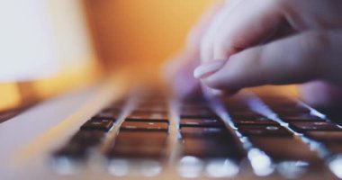 Klavyeye yazarak kapat. 4K Yavaşlama Hareketi, DCI. Kadın parmakları gece bilgisayar klavyesinde çalışıyor. Günlük yaşamda teknoloji.