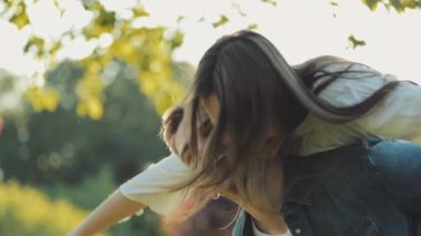 Mutlu çift dışarıda eğleniyor. Yavaş haraket 4K. Sırtüstü uzanan sırılsıklam aşık bir adam ve kadın. Neşeli genç aile.