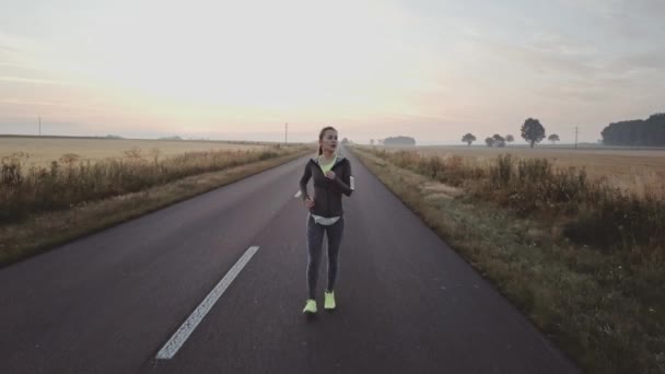 Uma Mulher Corredora Correr Livre Desportista Vestindo Sapatos Esportes Descalços — Vídeo de Stock