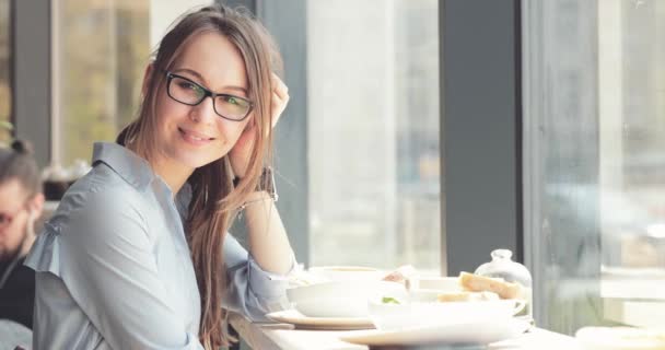 Jonge Glimlachende Vrouw Portret Een Café Slow Motion Dci Mooi — Stockvideo