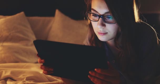 Geceleri Tablet Bilgisayar Kullanan Gözlüklü Bir Kadın Yavaş Hareket Dci — Stok video