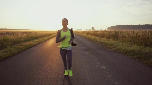 Uma Mulher Corredora Correr Livre Desportista Vestindo Sapatos Esportes Descalços — Vídeo de Stock