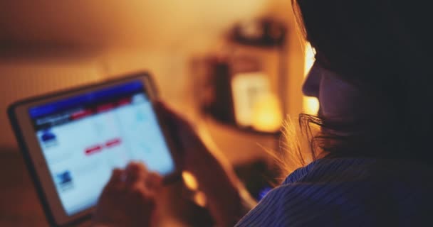 Geceleri Tablet Bilgisayar Kullanan Bir Kadın Yavaş Hareket Dci Genç — Stok video