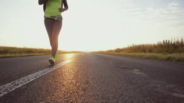 Koşucu Kadın Dışarıda Koşuyor Güneşli Yolda Antrenman Yaparken Çıplak Ayaklı — Stok video