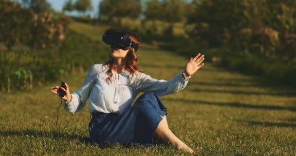 在虚拟现实中欢呼的女人在户外戴眼镜 慢动作4K 年轻快乐的女性在Vr耳机中玩耍 享受虚拟3D世界 阳光场背景 在想象的现实中 — 图库视频影像