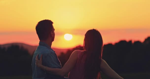 Jovem Casal Beijando Pôr Sol Silhueta Lento Movimento Beijam Abraçam — Vídeo de Stock