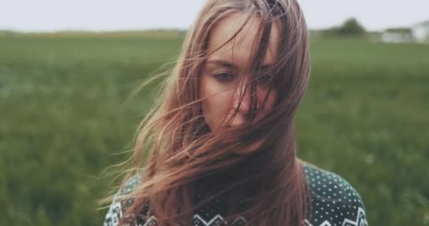 Portret Van Een Staande Vrouw Wind Slow Motion Dci Breeze — Stockvideo