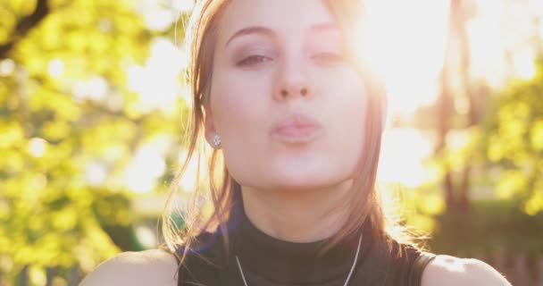 Primer Plano Retrato Mujer Feliz Sonriendo Mirando Cámara — Vídeo de stock