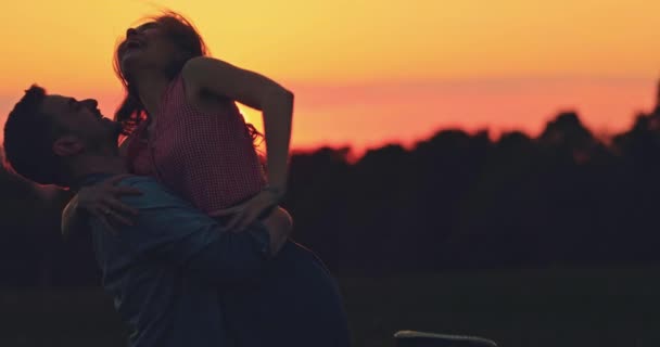 Jovem Casal Beijando Pôr Sol Silhueta Lento Movimento Beijam Abraçam — Vídeo de Stock