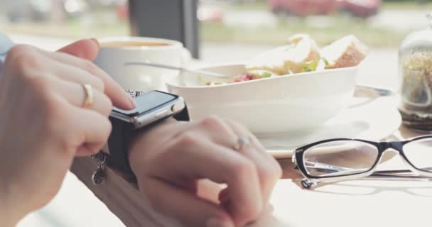 Mulher Mãos Usando Relógio Inteligente Café Pela Janela Close Movimento — Vídeo de Stock