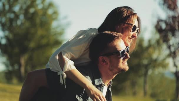 Casal Feliz Divertindo Livre Lento Movimento Homem Uma Mulher Sorridentes — Vídeo de Stock