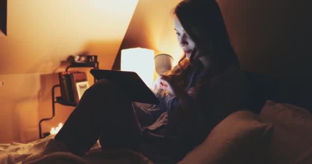 Frau Benutzt Nachts Tablet Computer Slow Motion Dci Junge Millennial — Stockvideo