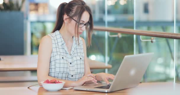 Empresaria Trabajando Laptop Working Space Movimiento Lento Dci Joven Mujer — Vídeo de stock