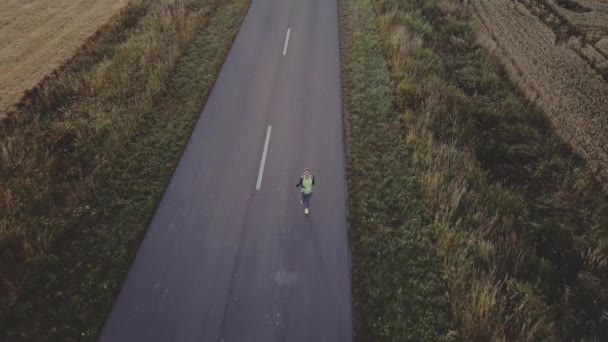 Koşucu Kadın Dışarıda Koşuyor Güneşli Yolda Antrenman Yaparken Çıplak Ayaklı — Stok video