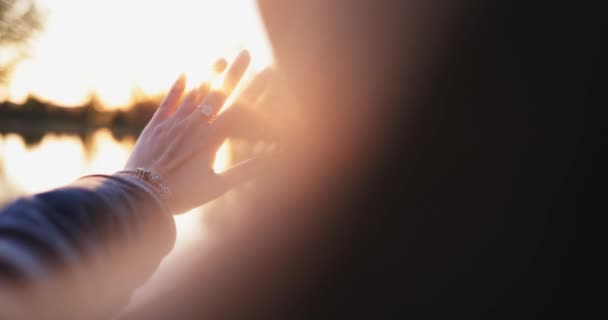Sol Brilhar Através Dedos Mulher Lento Movimento Dci Mão Feminina — Vídeo de Stock
