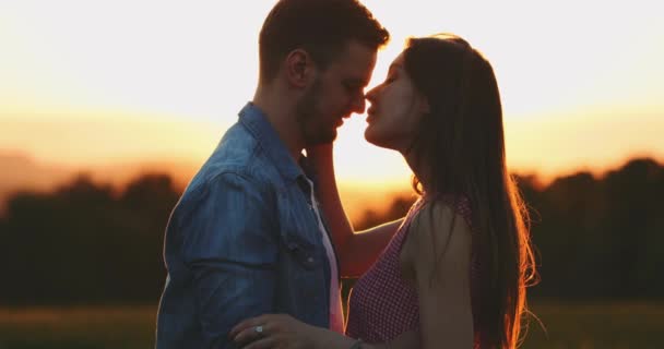 Jonge Paar Zoenen Bij Zonsondergang Silhouet Slow Motion Kussen Knuffelen — Stockvideo