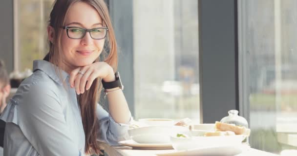 Jonge Glimlachende Vrouw Portret Een Café Slow Motion Dci Mooi — Stockvideo