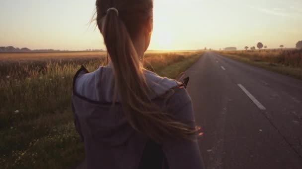 跑步的女人在外面跑在阳光灿烂的路上训练时穿着光脚运动鞋的女运动员 慢动作Lens Flare — 图库视频影像