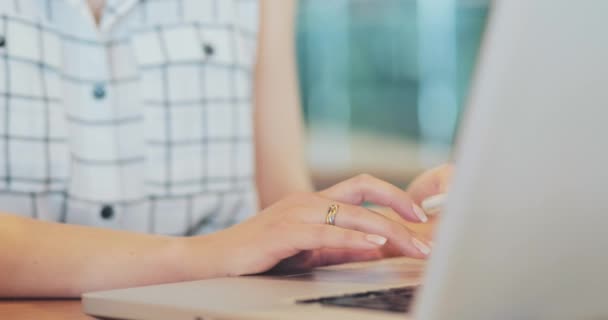 Manos Mujer Trabajando Ordenador Portátil Sosteniendo Teléfono Inteligente Dci Movimiento — Vídeo de stock