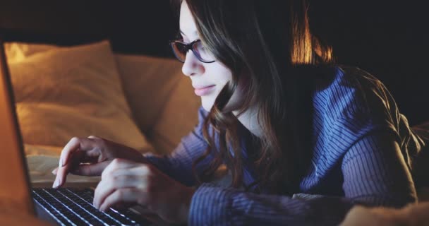 Mulher Trabalhando Laptop Casa Noite Movimento Lento Dci Mulher Jovem — Vídeo de Stock