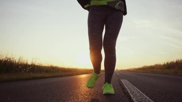 Mujer Corredora Corriendo Aire Libre Deportiva Con Zapatos Deportivos Descalzos — Vídeo de stock