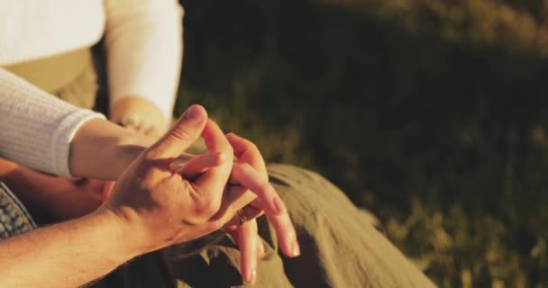 Close Two Lovers Holding Hands Movimiento Lento Hombre Mujer Tomados — Vídeo de stock