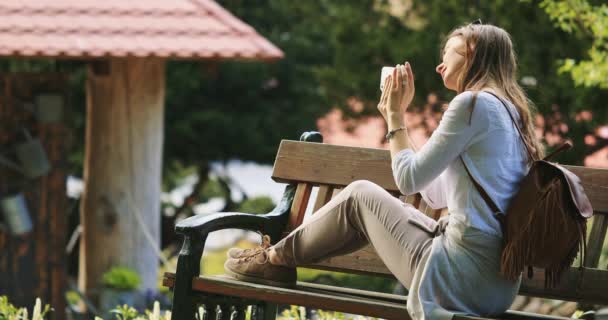 Mujer Usando Smartphone Relaja Sunny Park Lento Movimiento Hermosa Mujer — Vídeos de Stock