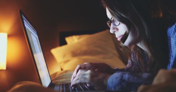 Mulher Trabalhando Laptop Casa Noite Movimento Lento Dci Mulher Jovem — Vídeo de Stock