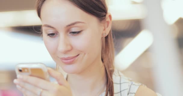 Porträtt av affärskvinna Använda Smart Phone på Co-Working Space, närbild. 4K SLOW-rörelse, DCi. Ung attraktiv kvinna, använder mobiltelefon i den moderna glasbyggnaden. Kommunikation och teknik — Stockvideo