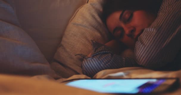 夜はライトと寝る女 スローモーション4K Dci デジタルタブレットを使用している間に若い女性は眠ってしまった 疲れた人 — ストック動画