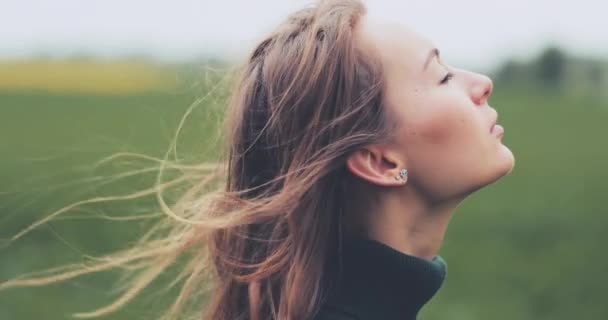 Rüzgarda Ayakta Duran Kadın Portresi Yavaş Hareket Dci Breeze Kız — Stok video