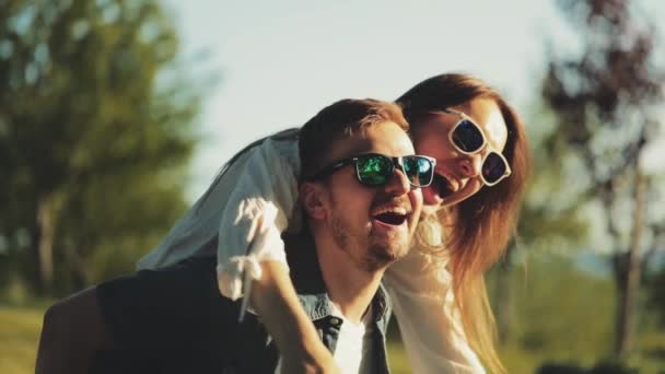 Ευτυχισμένο Ζευγάρι Που Περνάει Καλά Έξω Αργή Κίνηση Χαμογελώντας Άντρας — Αρχείο Βίντεο