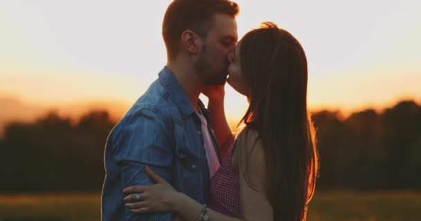 Jonge Paar Zoenen Bij Zonsondergang Silhouet Slow Motion Kussen Knuffelen — Stockvideo