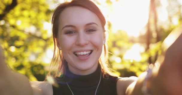 Κοντινό Πλάνο Πορτρέτο Της Ευτυχισμένης Γυναίκας Χαμογελώντας Κοιτάζοντας Την Κάμερα — Αρχείο Βίντεο