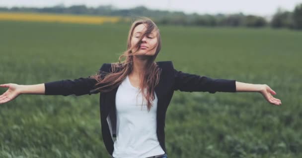 Portret Kobiety Biznesu Stojącej Wietrze Rękami Górze Slow Motion Dci — Wideo stockowe