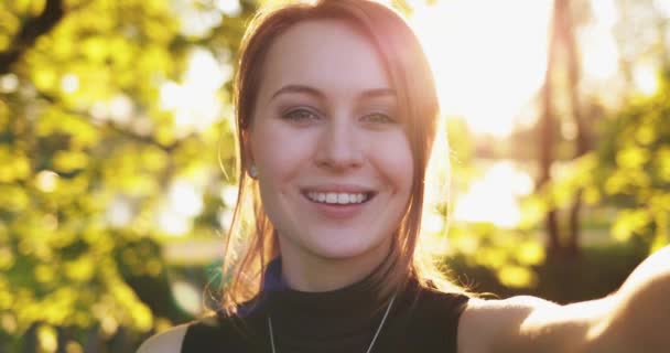 Närbild Porträtt Lycklig Kvinna Leende Tittar Kameran — Stockvideo