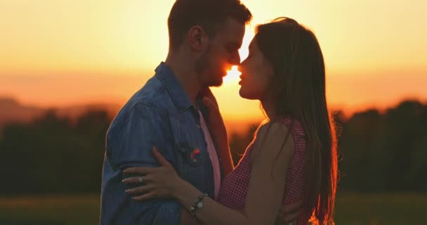 Jovem Casal Beijando Pôr Sol Silhueta Lento Movimento Beijam Abraçam — Vídeo de Stock