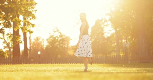 裸足の女足市公園の緑の草の中を歩く 4Kスローモーション — ストック動画