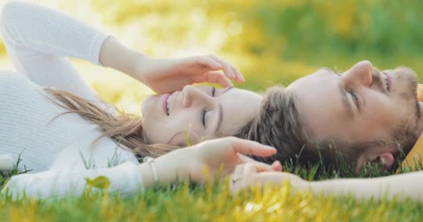 Happy Couple Relaxing Green Grass Top View Slow Motion Smiling — Stock Video