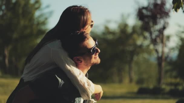 Šťastný Pár Baví Venku Zpomal Motion Usmívající Zamilovaný Muž Žena — Stock video