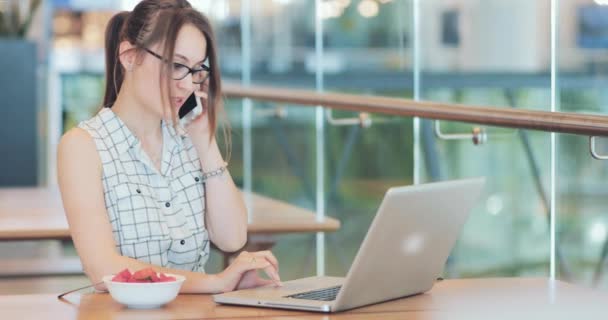 Empresaria Trabajando Laptop Hablando Smartphone Espacio Trabajo Movimiento Lento Dci — Vídeo de stock