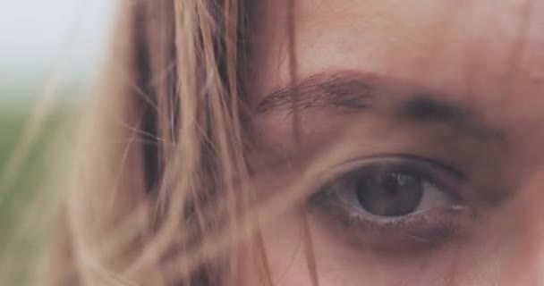 Zbliżenie Oczy Kobiety Pokryte Włosy Wiejące Wietrze Slow Motion Dci — Wideo stockowe