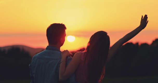 若いカップルはサンセットでキス シルエット Slow Motion キスと抱擁だ 愛と愛情 シネマティックバックライト付きのショット レンズフラ — ストック動画