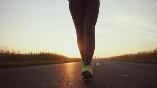 屋外で走っているランナーの女性 日当たりの良い道路でトレーニングしながら裸足のスポーツシューズを履いてスポーツ女性 スローモーション レンズフレア — ストック動画