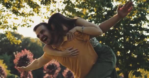 Casal Feliz Divertindo Livre Lento Movimento Homem Uma Mulher Sorridentes — Vídeo de Stock